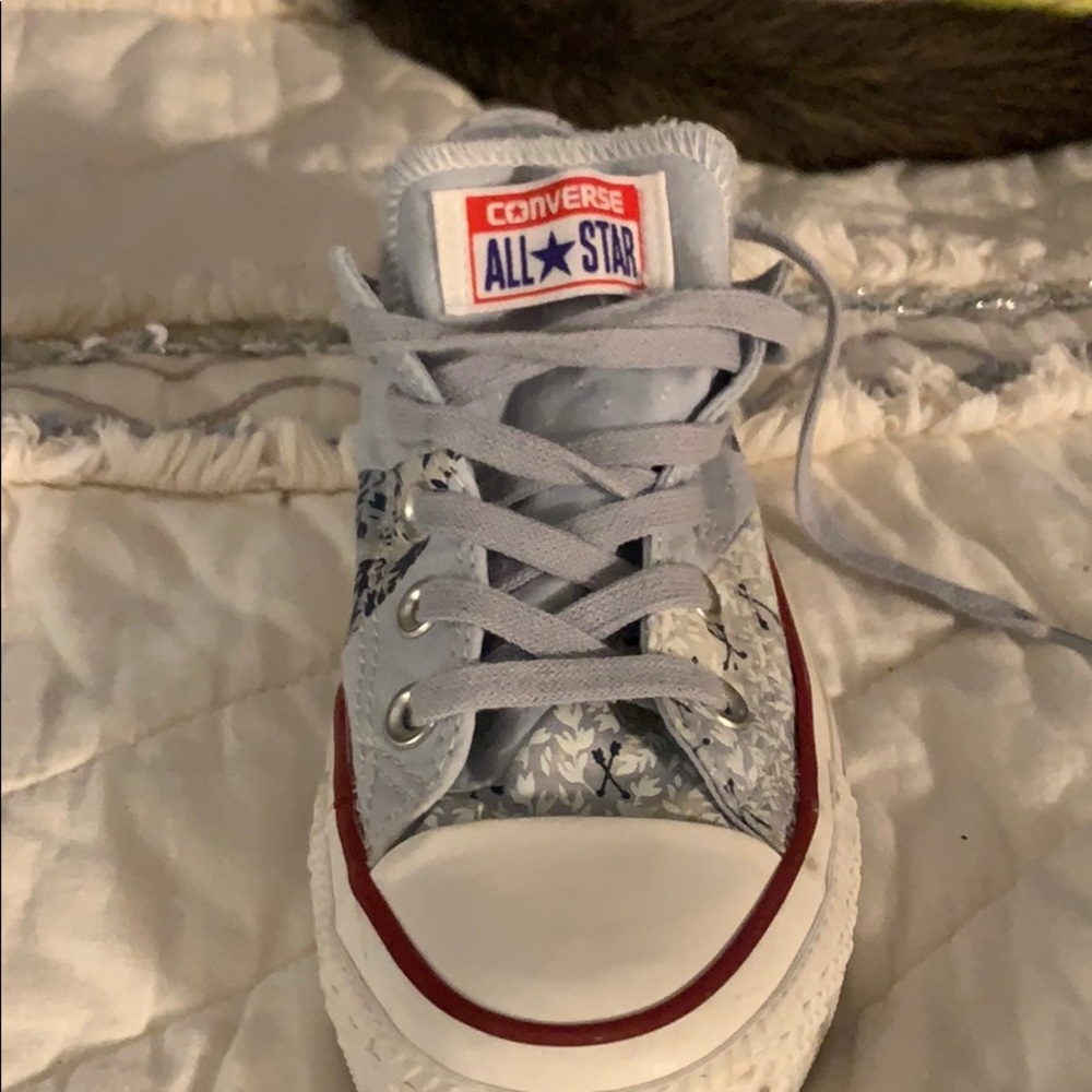 Blue flowered converse